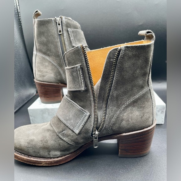 FRYE Sabrina Double Buckle Ankle Boots in Grey -Charcoal Suede Leather.Size 10 M - Picture 7 of 14